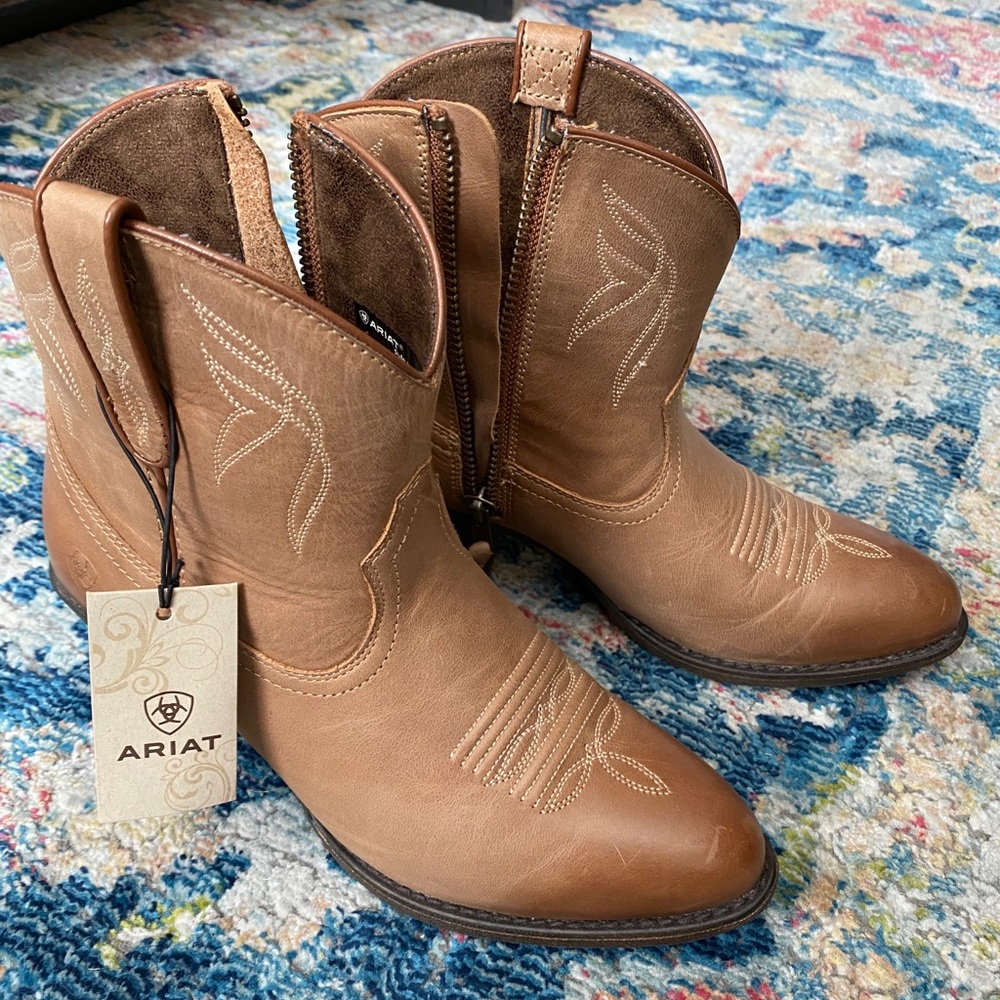 NWT Ariat Darlin’ Boots